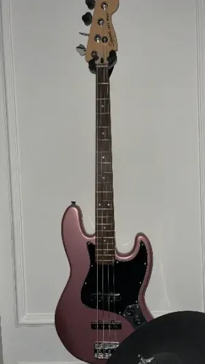Fender squier bass hiitar