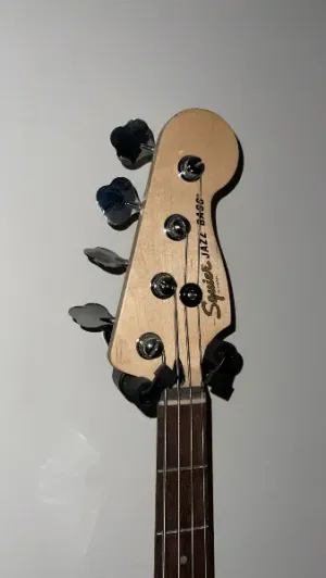 Fender squier bass hiitar