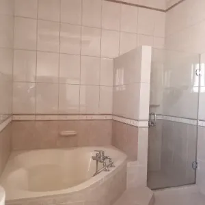 للبيع فيلا راقية في مقابه